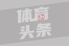 男子过“一线天”被卡 肚子磨破皮